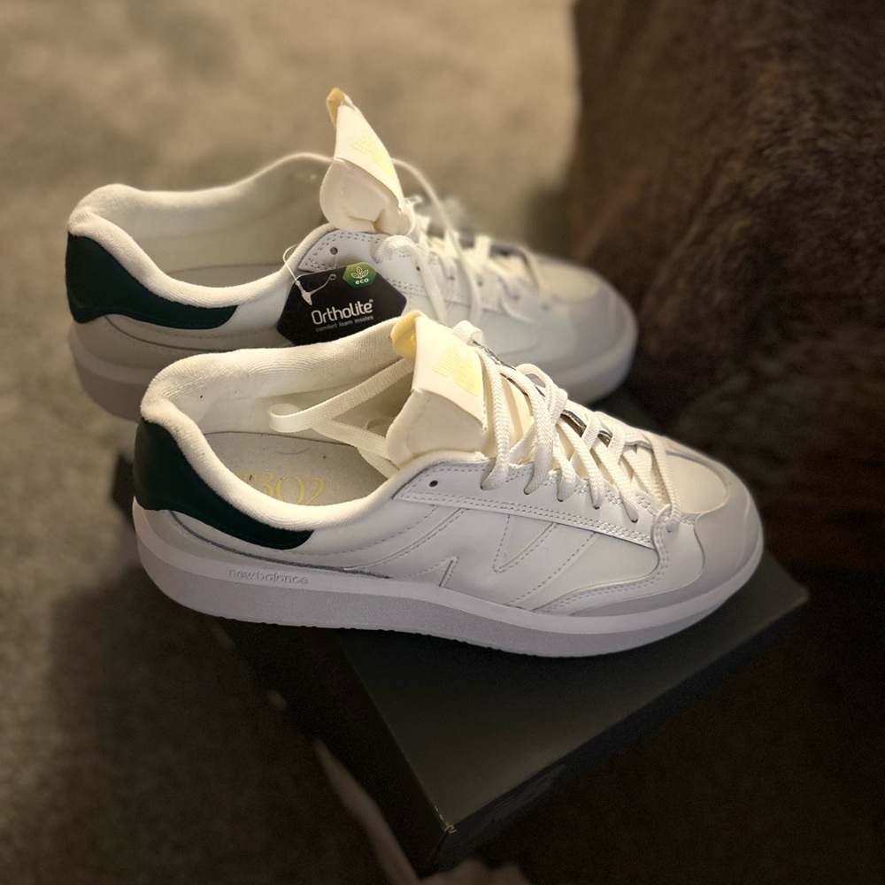 New balance leather Sneakers M11/W12 NWT white and green